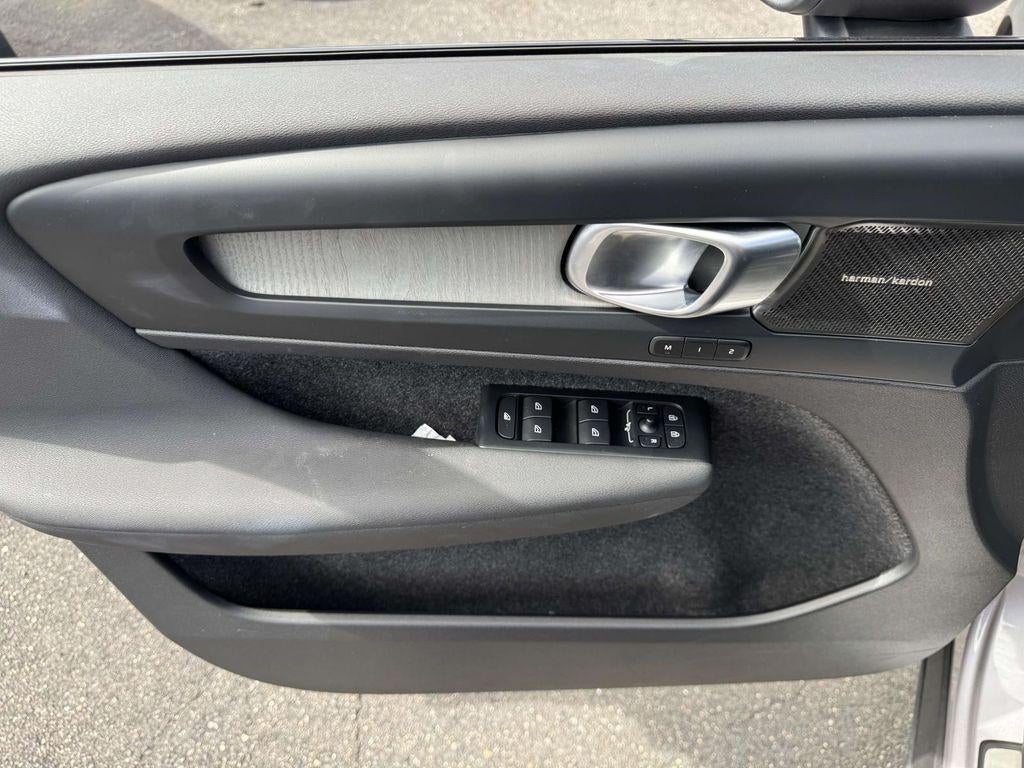 2026 Volvo XC40 Plus, B5 AWD Gas (mild hybrid), Dark