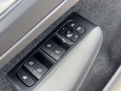 2026 Volvo XC40 Plus, B5 AWD Gas (mild hybrid), Dark