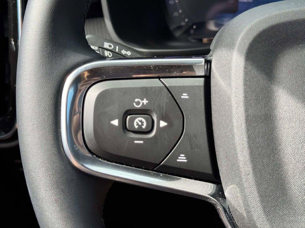 2026 Volvo XC40 Plus, B5 AWD Gas (mild hybrid), Dark