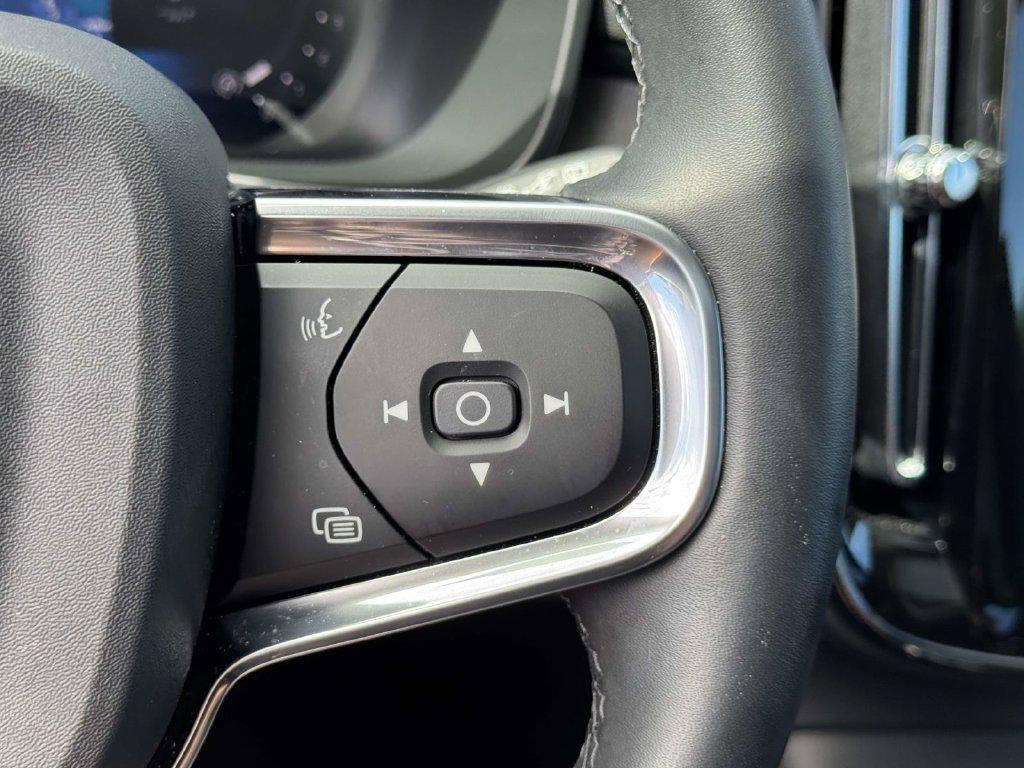2026 Volvo XC40 Plus, B5 AWD Gas (mild hybrid), Dark