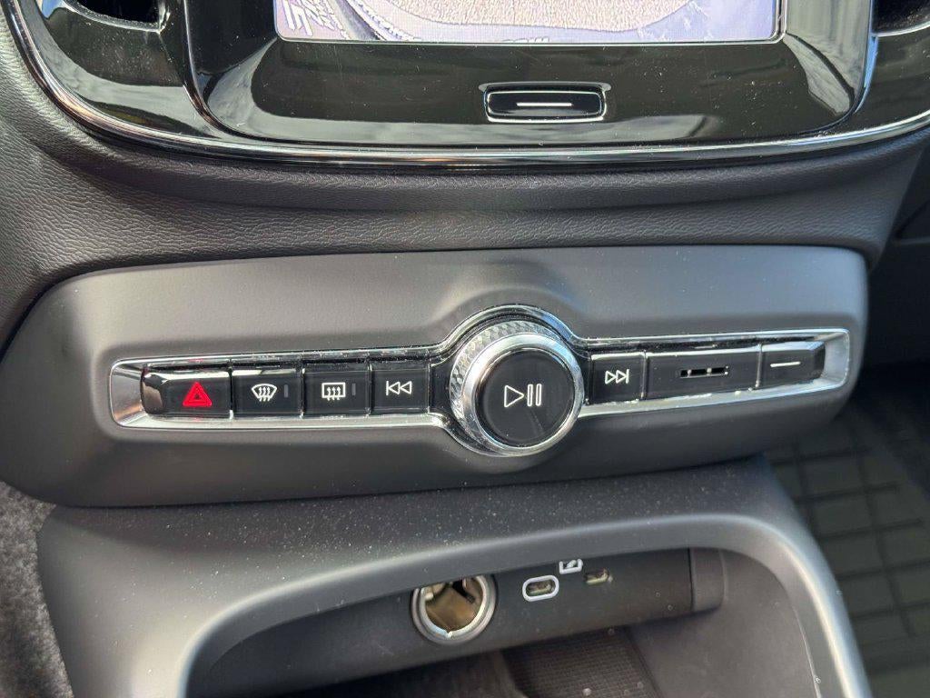 2026 Volvo XC40 Plus, B5 AWD Gas (mild hybrid), Dark