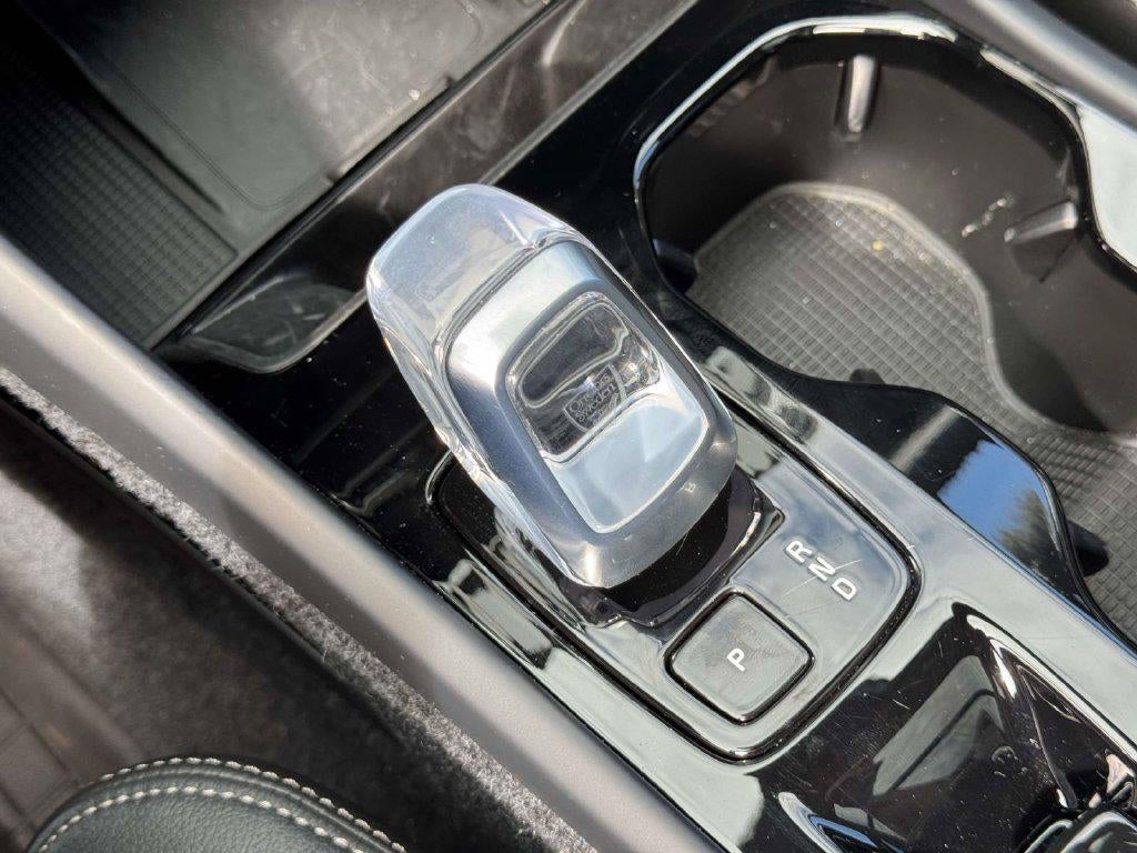 2026 Volvo XC40 Plus, B5 AWD Gas (mild hybrid), Dark