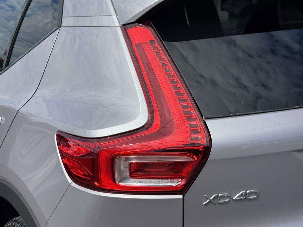 2026 Volvo XC40 Plus, B5 AWD Gas (mild hybrid), Dark