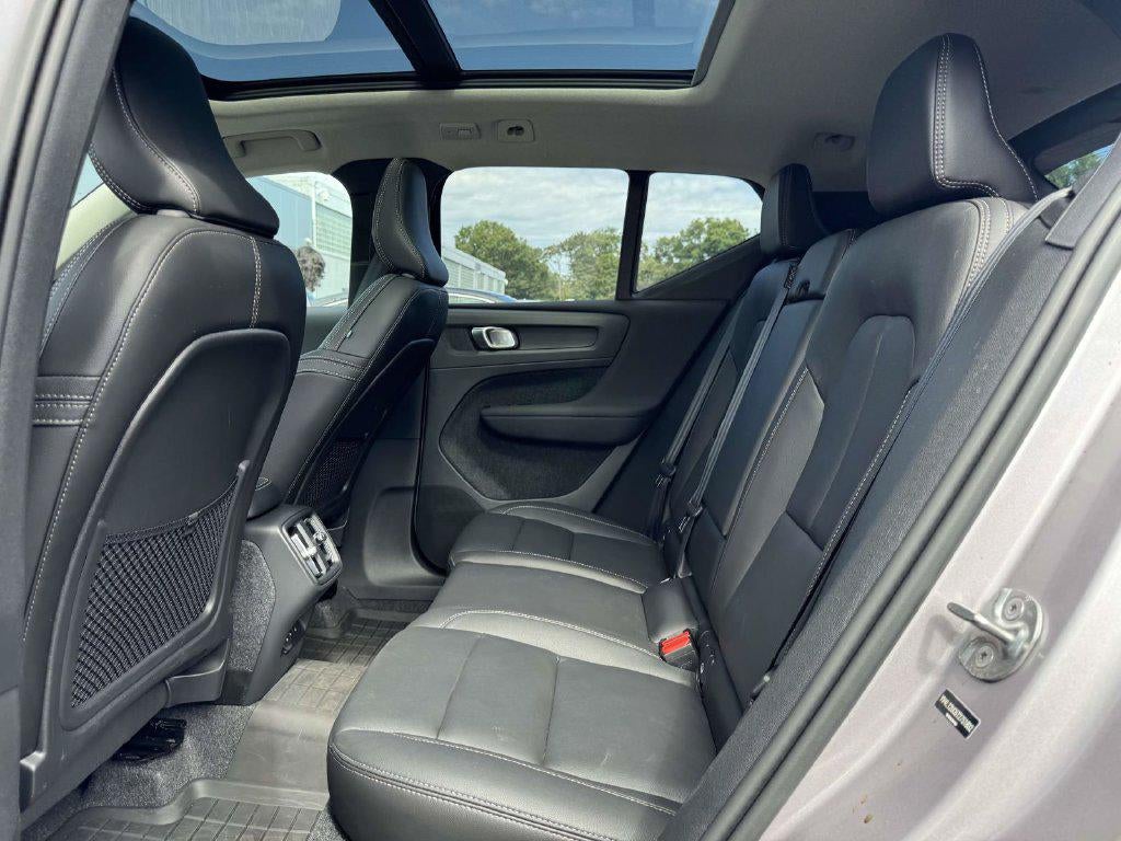 2026 Volvo XC40 Plus, B5 AWD Gas (mild hybrid), Dark