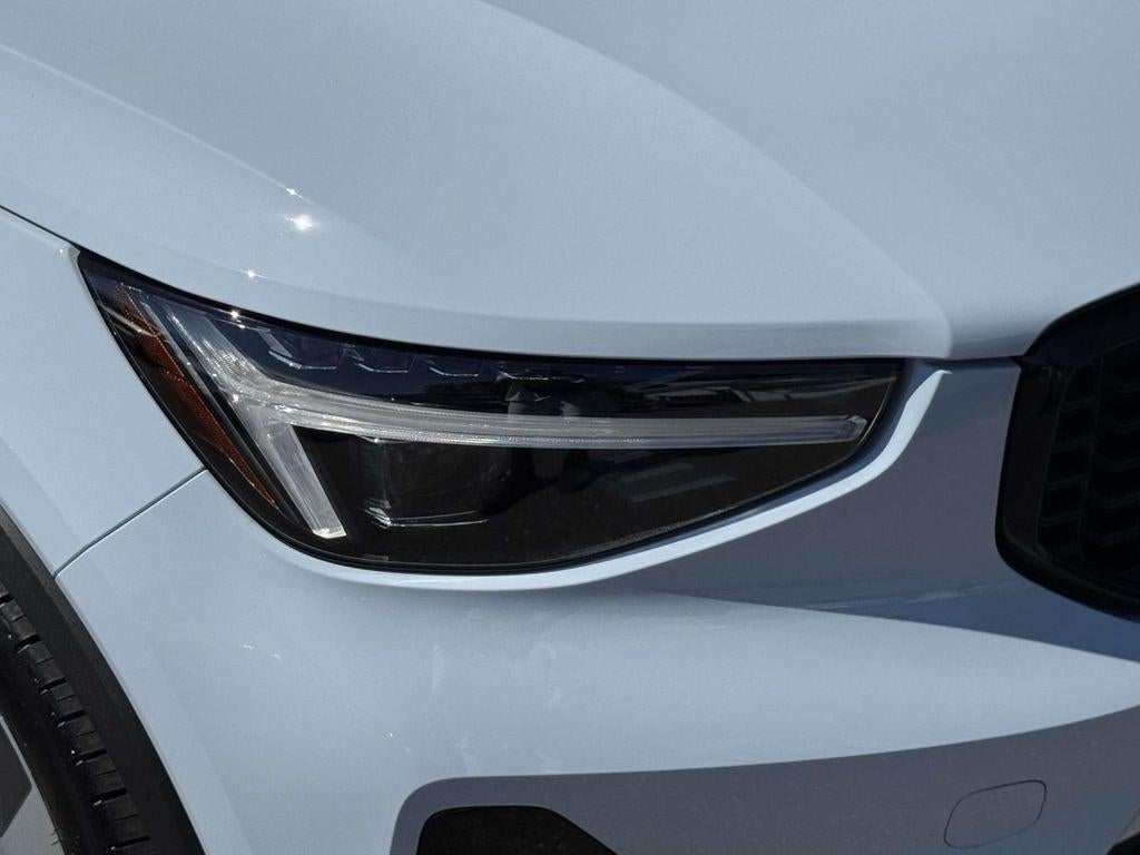 2026 Volvo XC40 Plus, B5 AWD Gas (mild hybrid), Dark