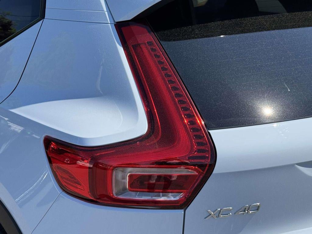 2026 Volvo XC40 Plus, B5 AWD Gas (mild hybrid), Dark