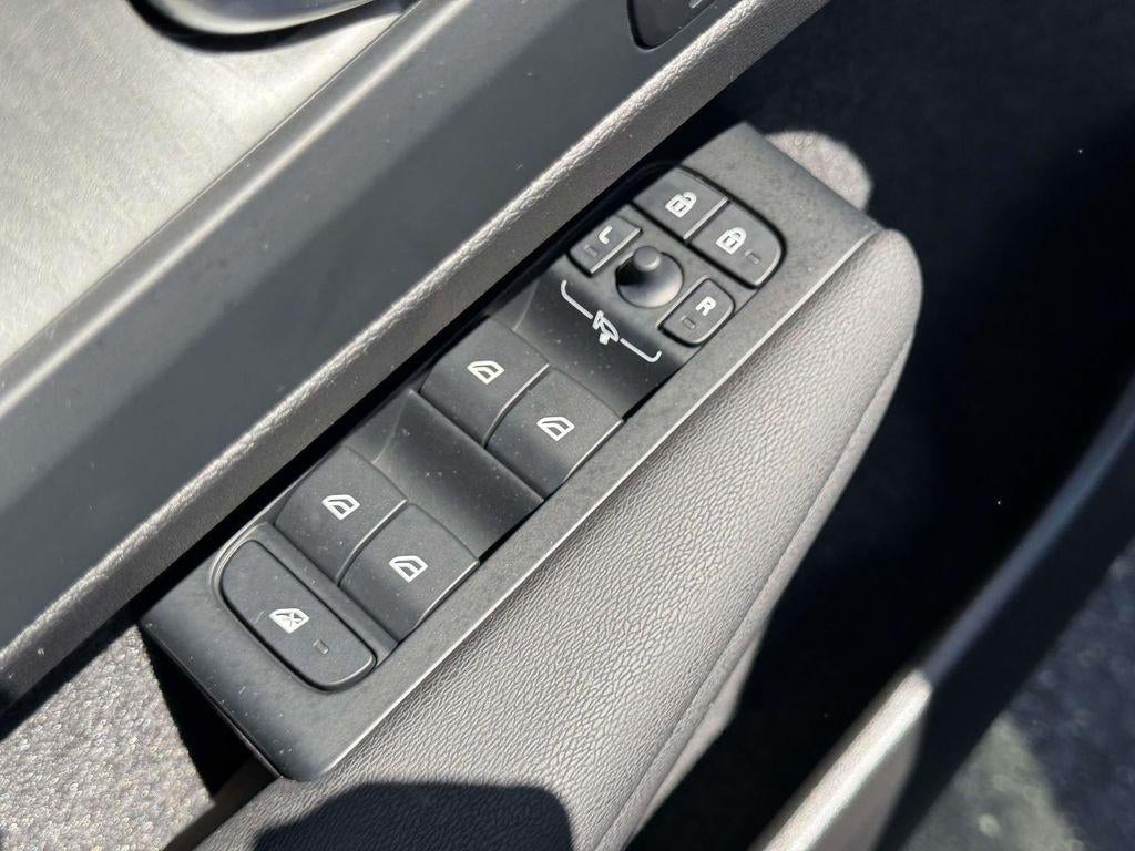 2026 Volvo XC40 Plus, B5 AWD Gas (mild hybrid), Dark