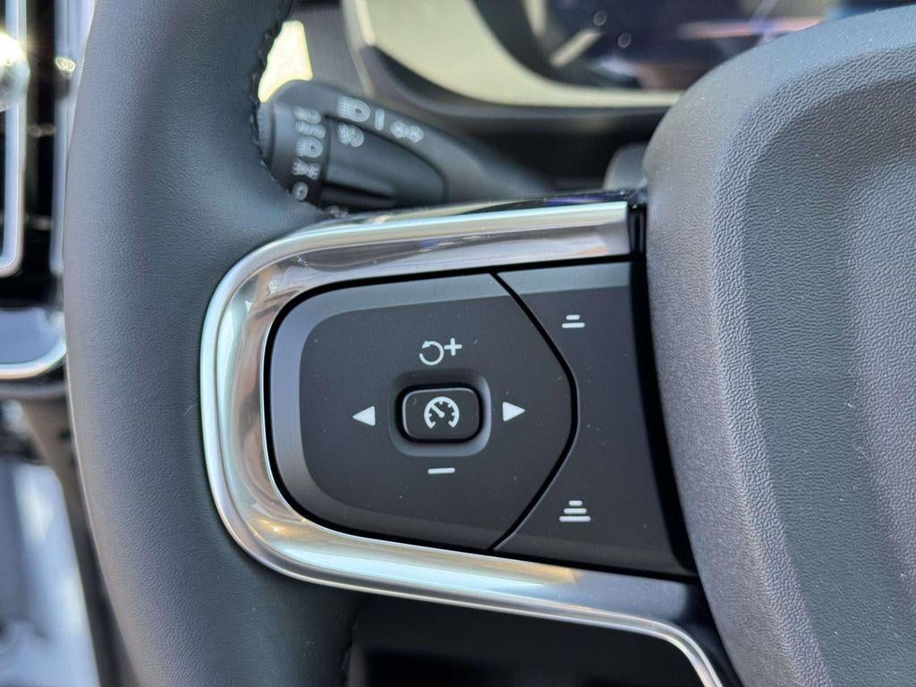 2026 Volvo XC40 Plus, B5 AWD Gas (mild hybrid), Dark