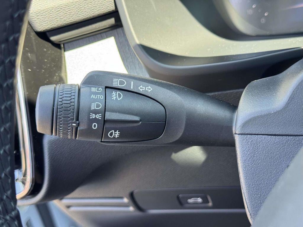 2026 Volvo XC40 Plus, B5 AWD Gas (mild hybrid), Dark