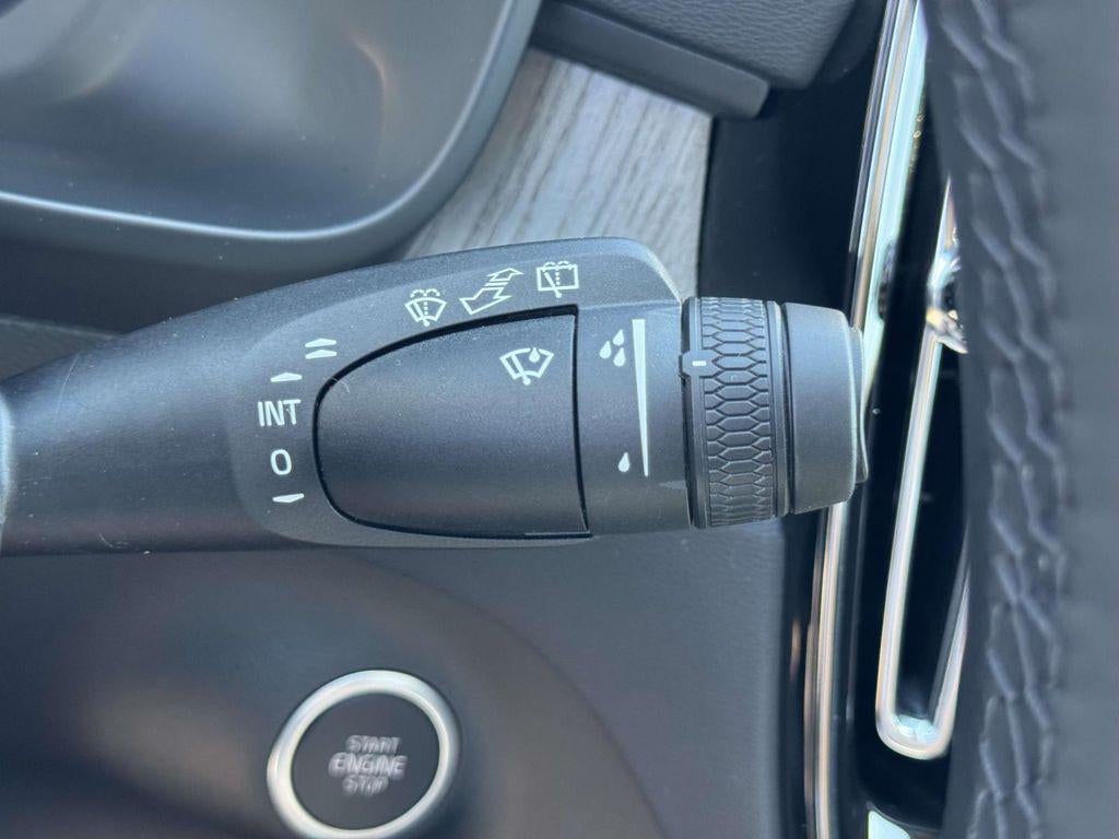 2026 Volvo XC40 Plus, B5 AWD Gas (mild hybrid), Dark