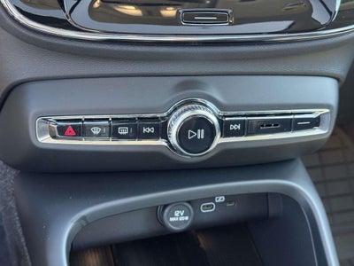 2026 Volvo XC40 Plus, B5 AWD Gas (mild hybrid), Dark