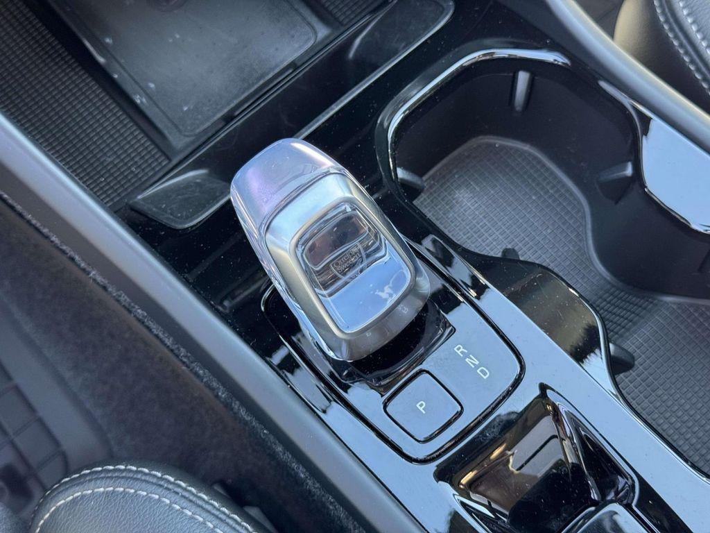 2026 Volvo XC40 Plus, B5 AWD Gas (mild hybrid), Dark