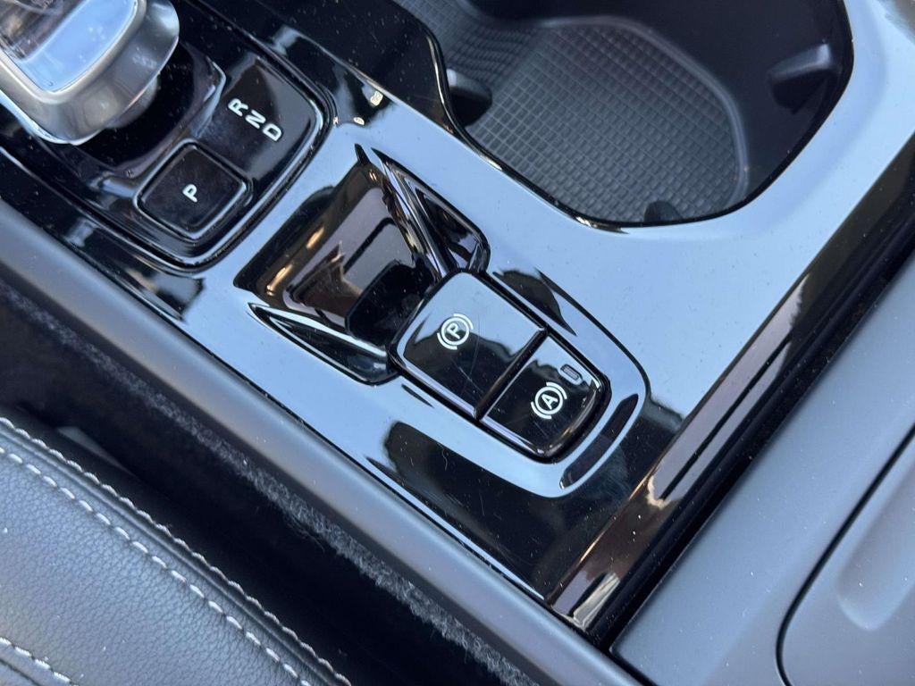 2026 Volvo XC40 Plus, B5 AWD Gas (mild hybrid), Dark