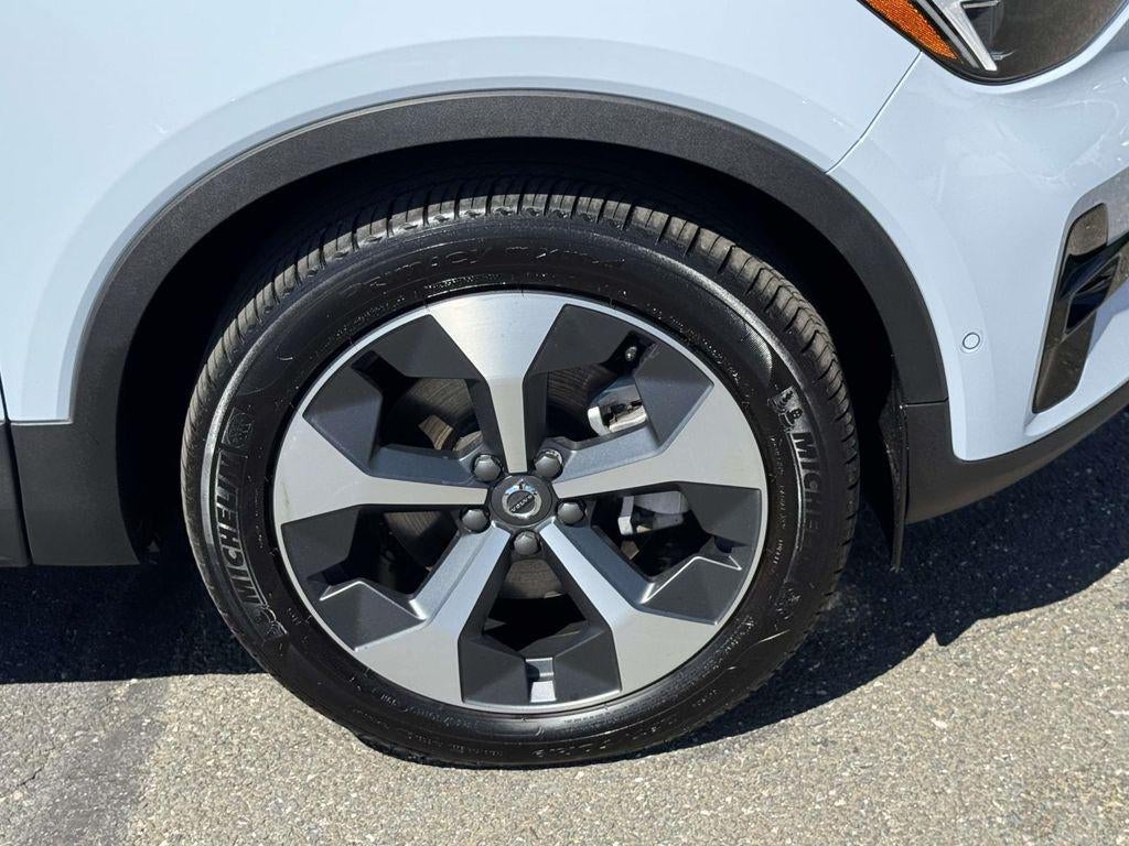 2026 Volvo XC40 Plus, B5 AWD Gas (mild hybrid), Dark