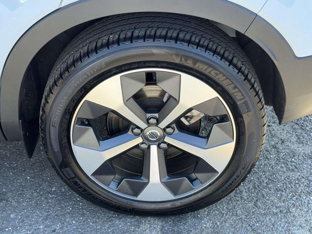 2026 Volvo XC40 Plus, B5 AWD Gas (mild hybrid), Dark