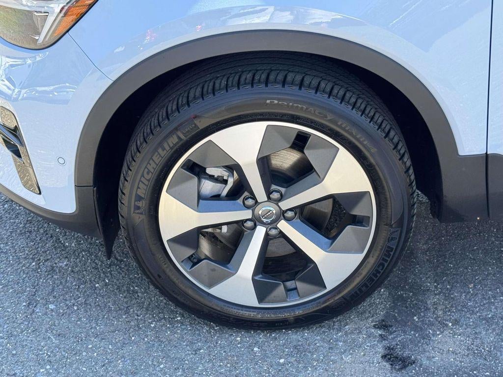 2026 Volvo XC40 Plus, B5 AWD Gas (mild hybrid), Dark