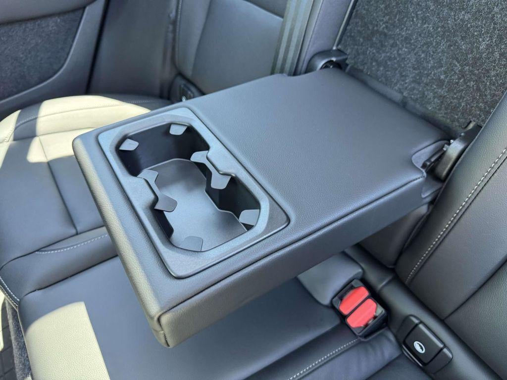2026 Volvo XC40 Plus, B5 AWD Gas (mild hybrid), Dark