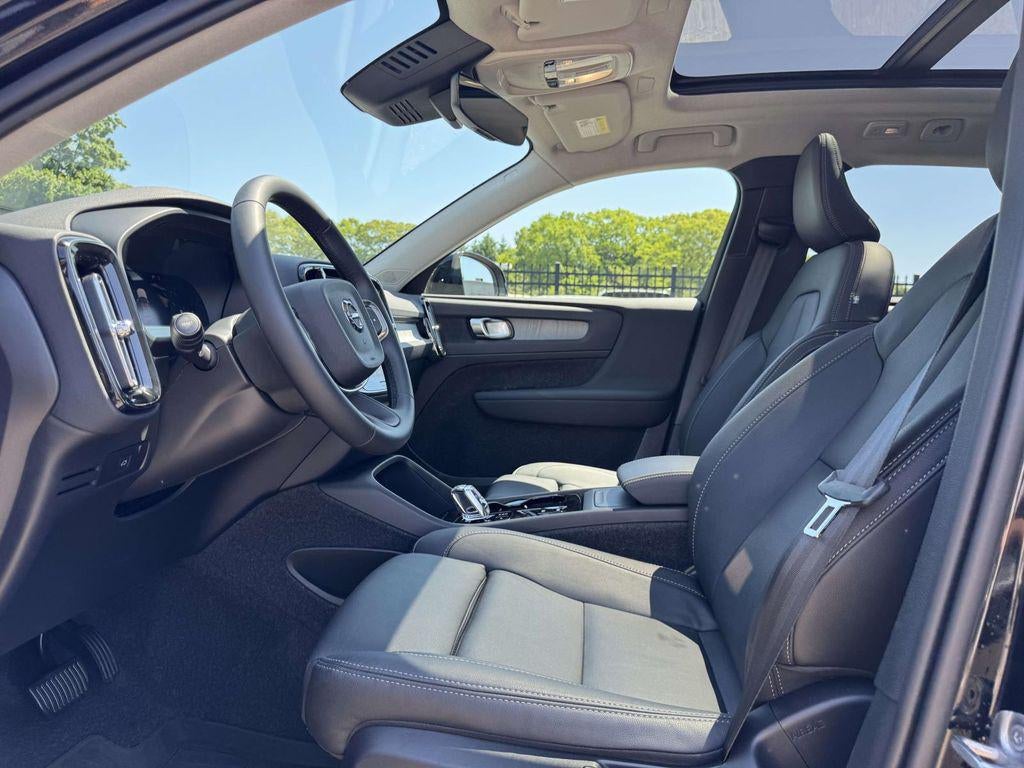 2026 Volvo XC40 Plus, B5 AWD Gas (mild hybrid), Dark