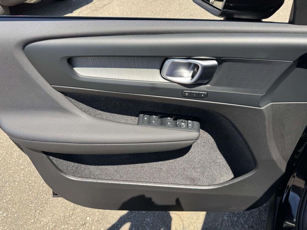 2026 Volvo XC40 Plus, B5 AWD Gas (mild hybrid), Dark