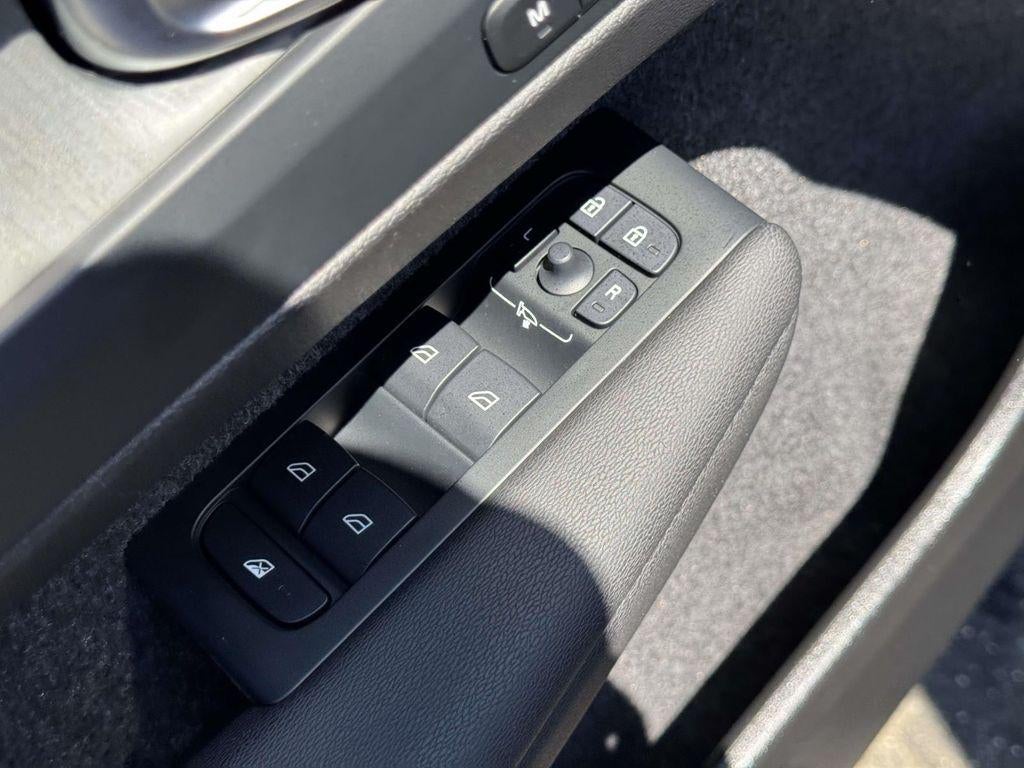 2026 Volvo XC40 Plus, B5 AWD Gas (mild hybrid), Dark