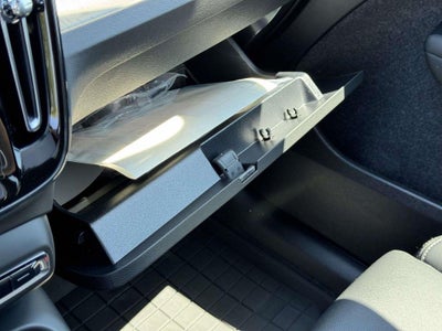 2026 Volvo XC40 Plus, B5 AWD Gas (mild hybrid), Dark