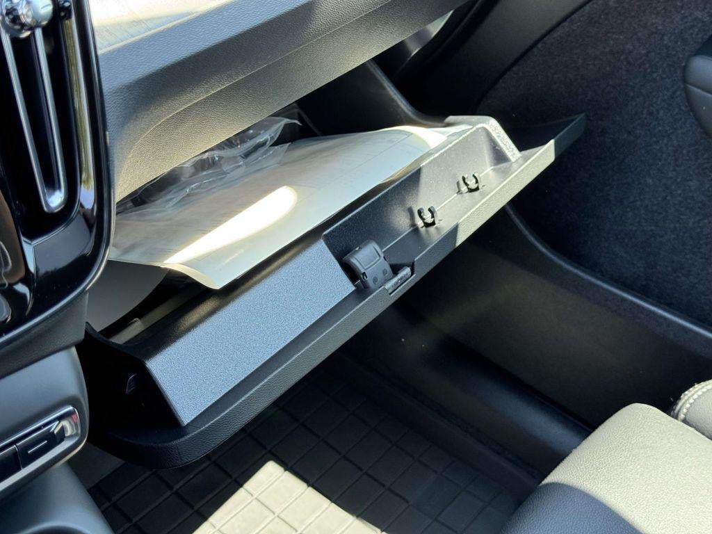 2026 Volvo XC40 Plus, B5 AWD Gas (mild hybrid), Dark