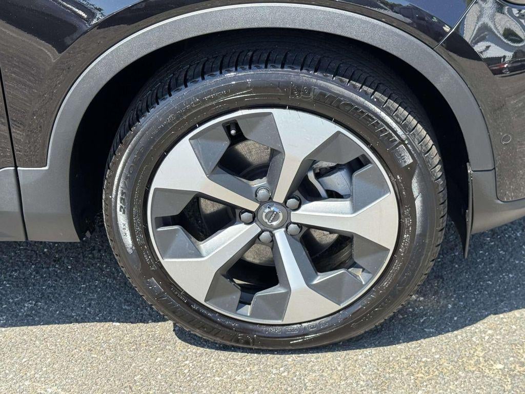 2026 Volvo XC40 Plus, B5 AWD Gas (mild hybrid), Dark