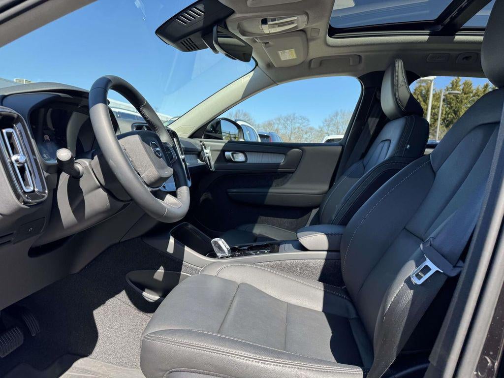 2026 Volvo XC40 Plus, B5 AWD Gas (mild hybrid), Dark