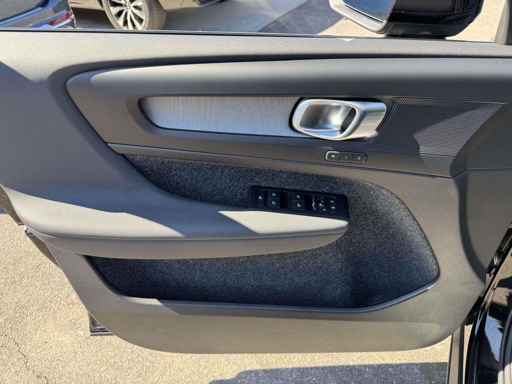2026 Volvo XC40 Plus, B5 AWD Gas (mild hybrid), Dark