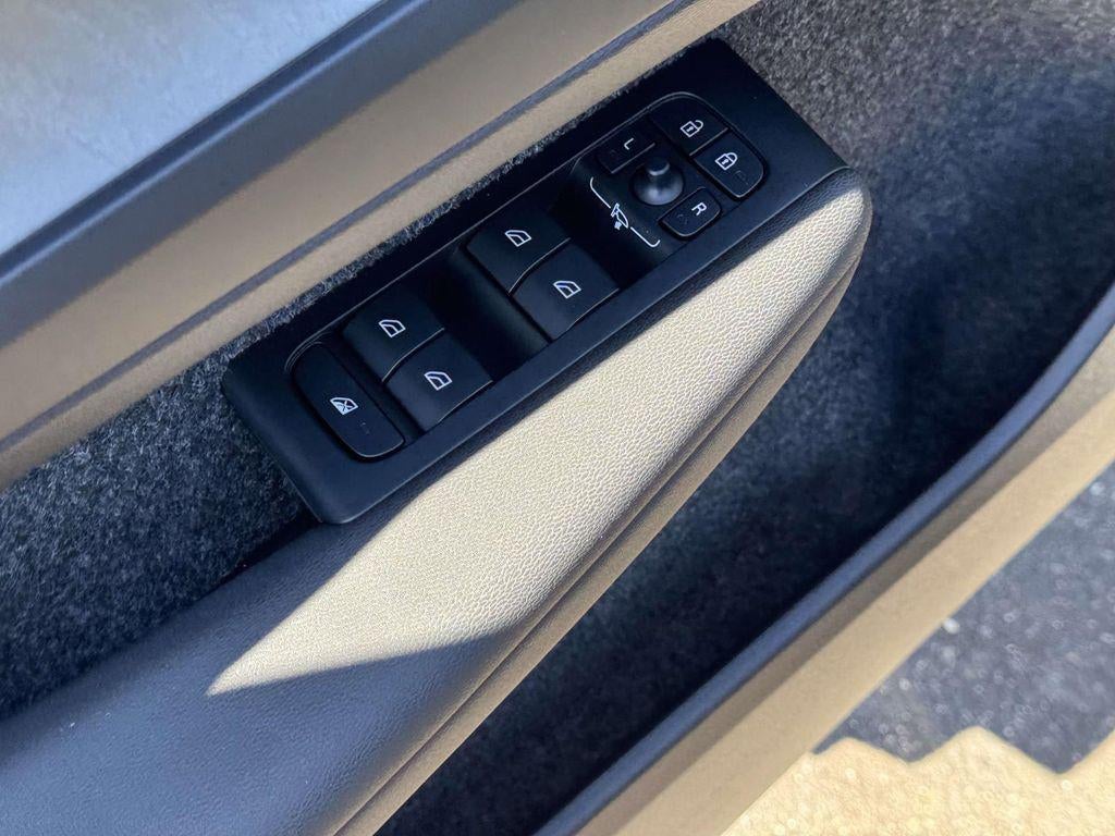 2026 Volvo XC40 Plus, B5 AWD Gas (mild hybrid), Dark