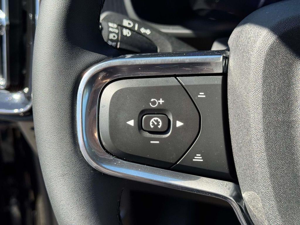 2026 Volvo XC40 Plus, B5 AWD Gas (mild hybrid), Dark