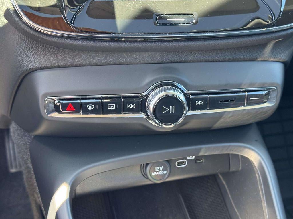 2026 Volvo XC40 Plus, B5 AWD Gas (mild hybrid), Dark
