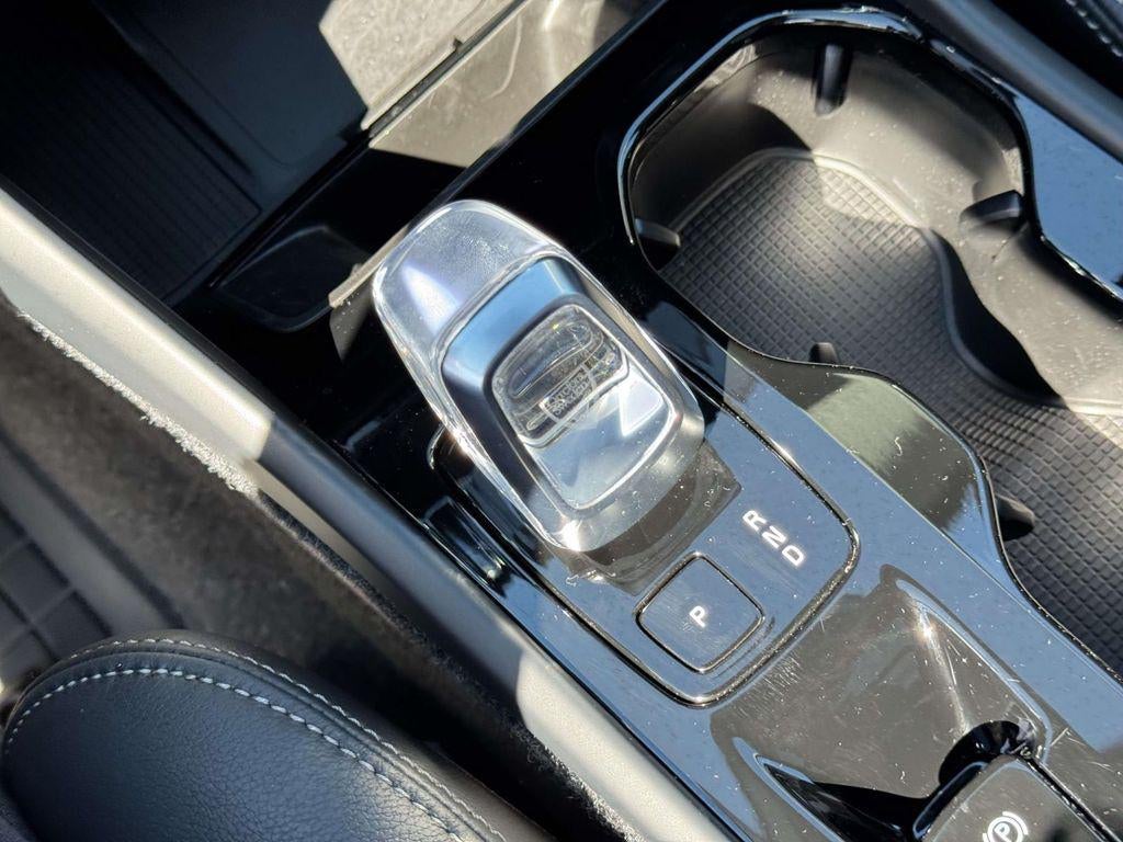 2026 Volvo XC40 Plus, B5 AWD Gas (mild hybrid), Dark