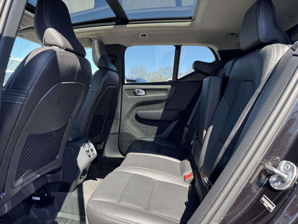 2026 Volvo XC40 Plus, B5 AWD Gas (mild hybrid), Dark