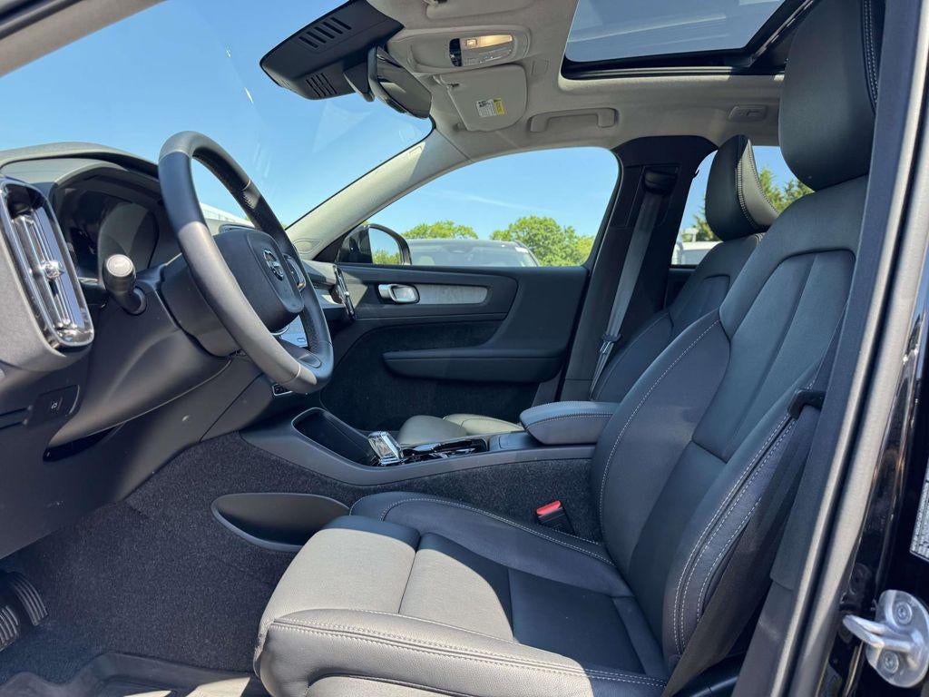 2026 Volvo XC40 Plus, B5 AWD Gas (mild hybrid), Dark