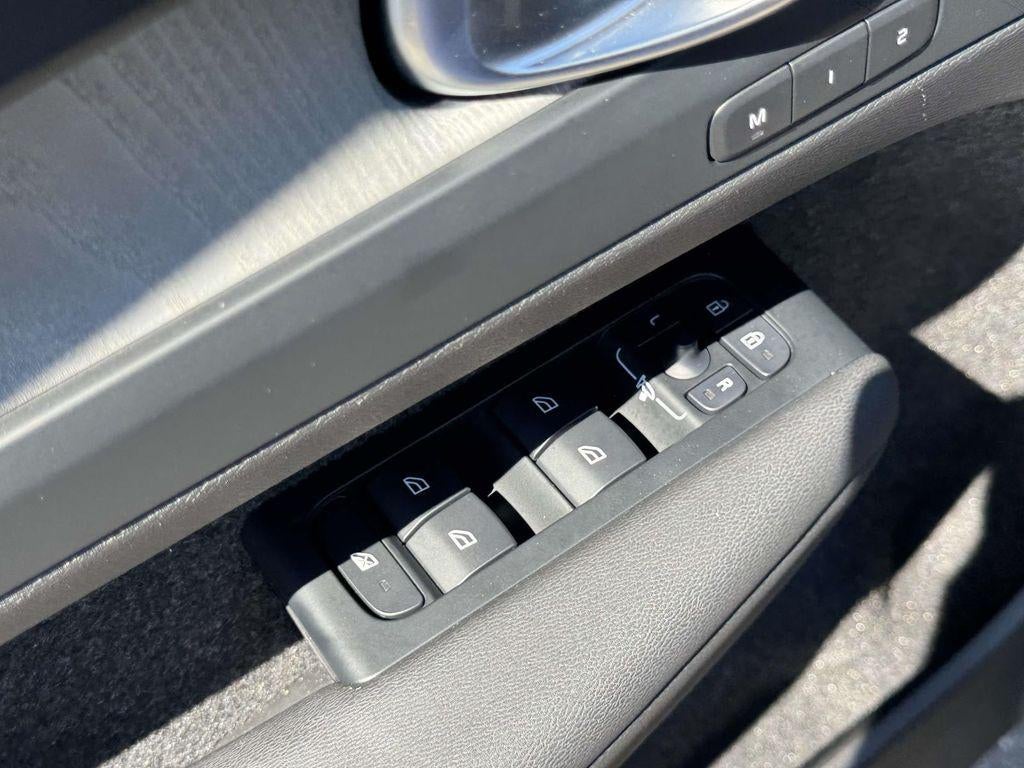 2026 Volvo XC40 Plus, B5 AWD Gas (mild hybrid), Dark