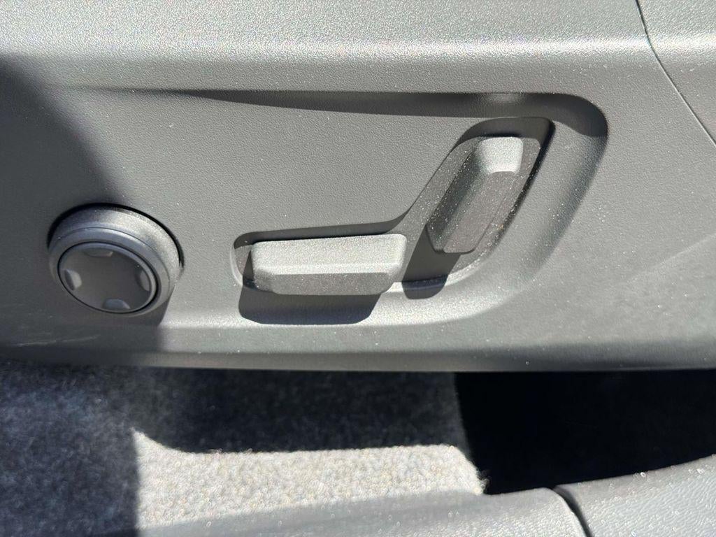 2026 Volvo XC40 Plus, B5 AWD Gas (mild hybrid), Dark