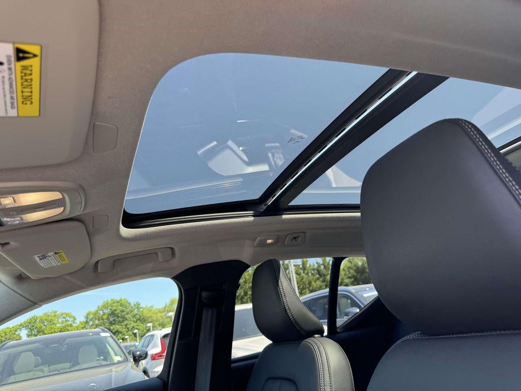 2026 Volvo XC40 Plus, B5 AWD Gas (mild hybrid), Dark