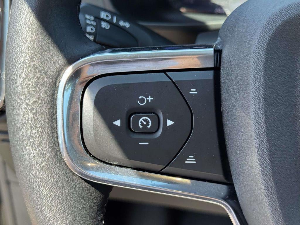 2026 Volvo XC40 Plus, B5 AWD Gas (mild hybrid), Dark