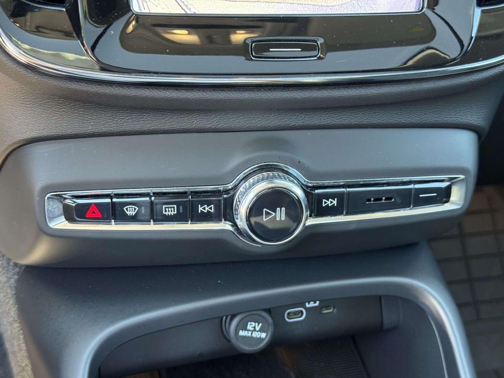 2026 Volvo XC40 Plus, B5 AWD Gas (mild hybrid), Dark