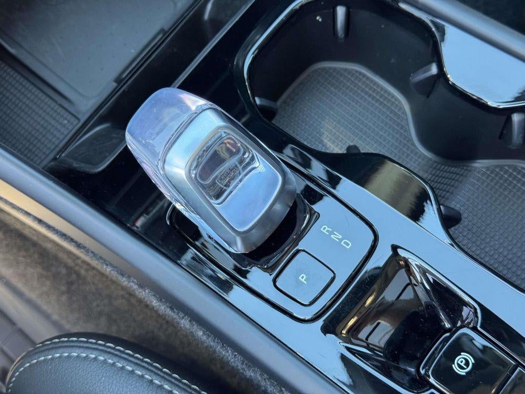 2026 Volvo XC40 Plus, B5 AWD Gas (mild hybrid), Dark