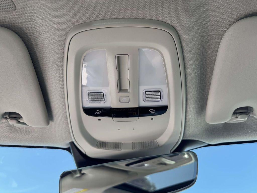 2026 Volvo XC40 Plus, B5 AWD Gas (mild hybrid), Dark