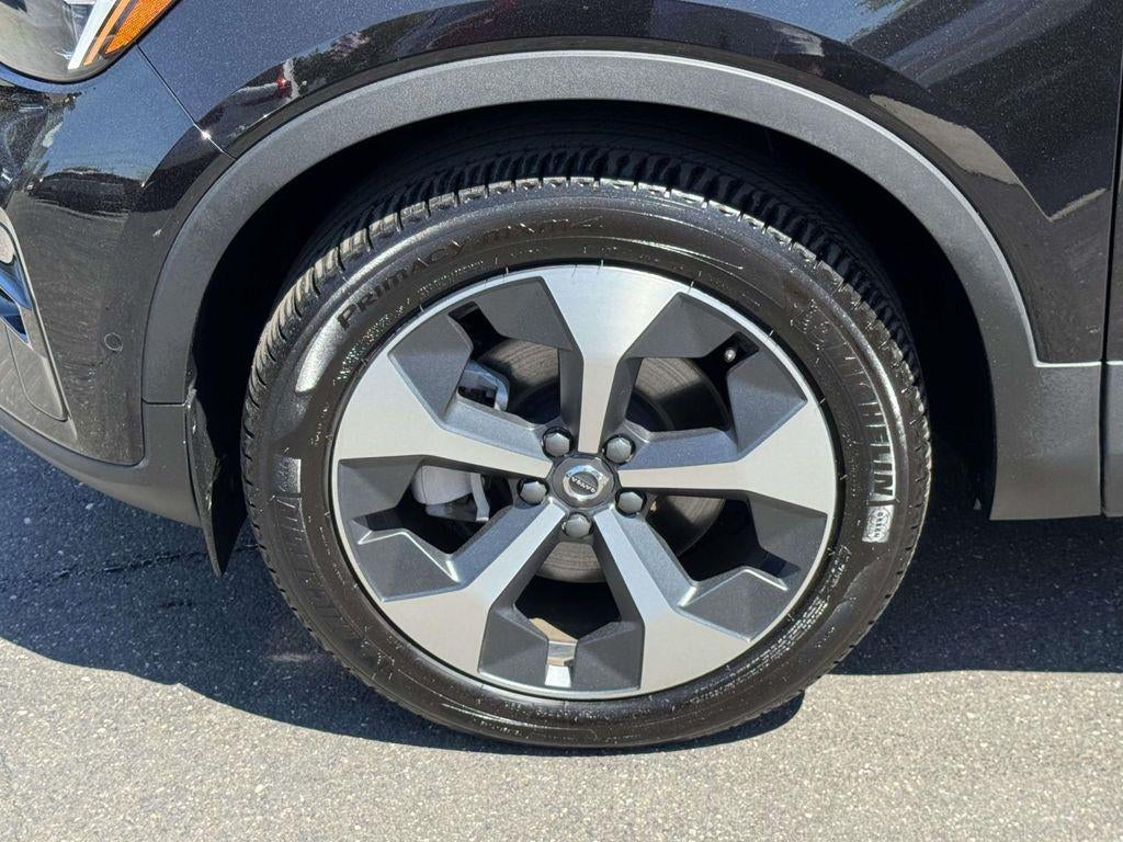 2026 Volvo XC40 Plus, B5 AWD Gas (mild hybrid), Dark