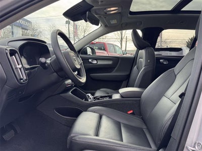 2025 Volvo XC40 B5 Plus Dark Theme