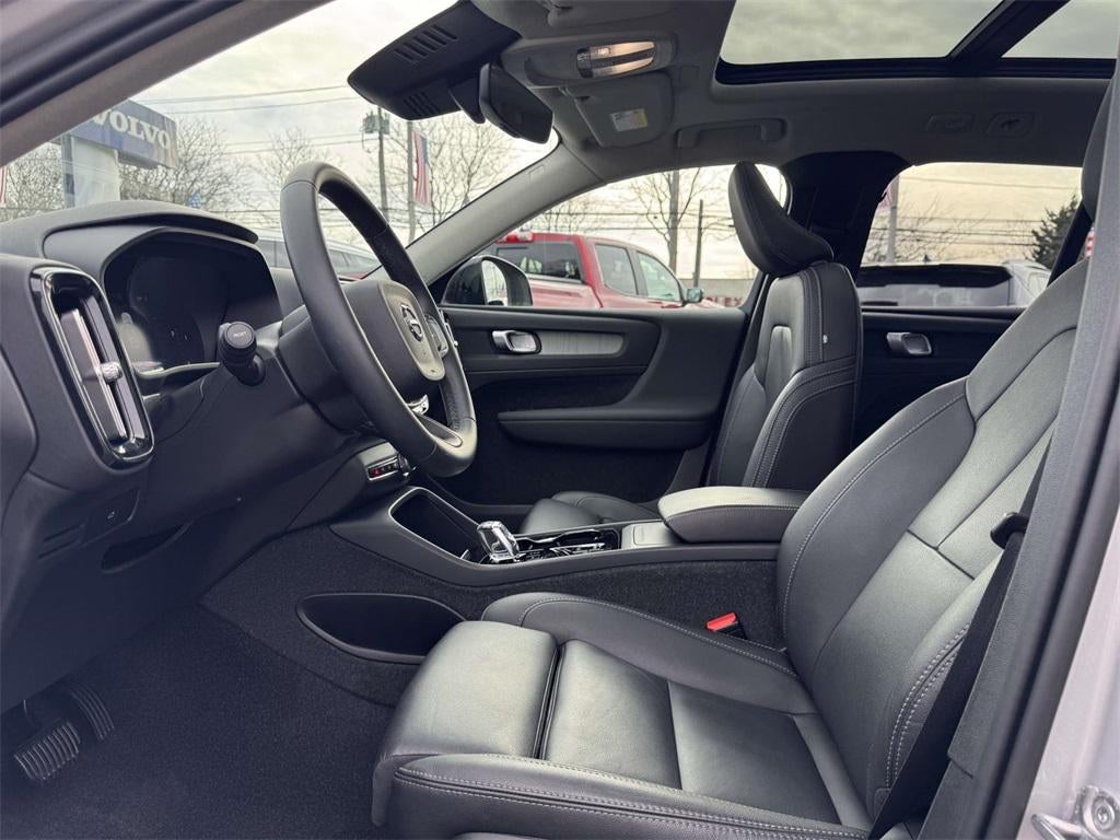 2025 Volvo XC40 B5 Plus Dark Theme