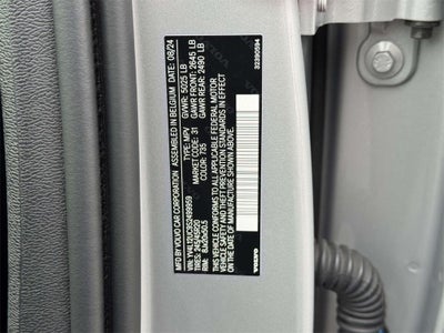 2025 Volvo XC40 B5 Plus Dark Theme