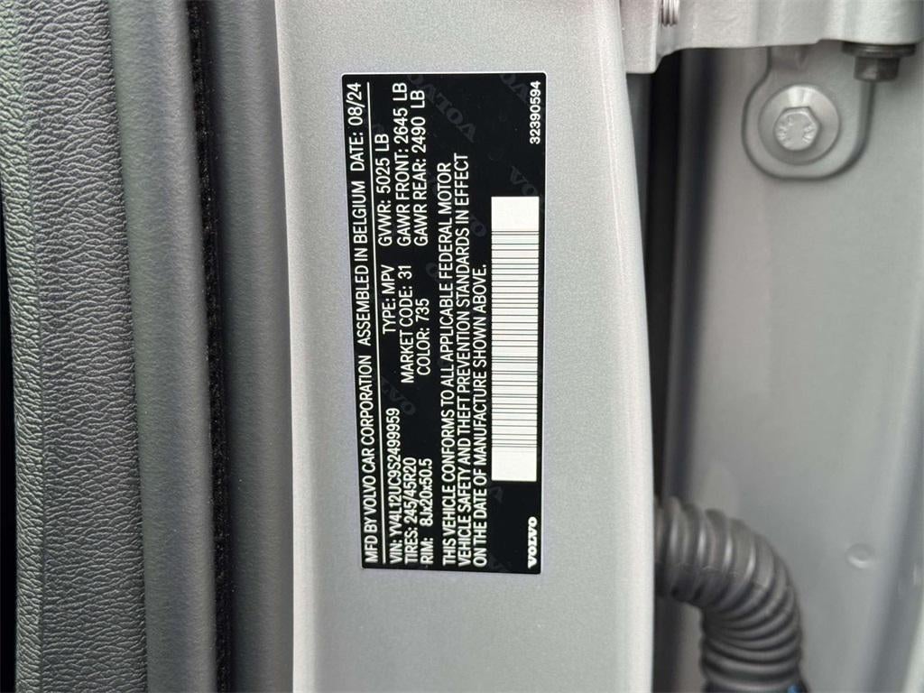 2025 Volvo XC40 B5 Plus Dark Theme