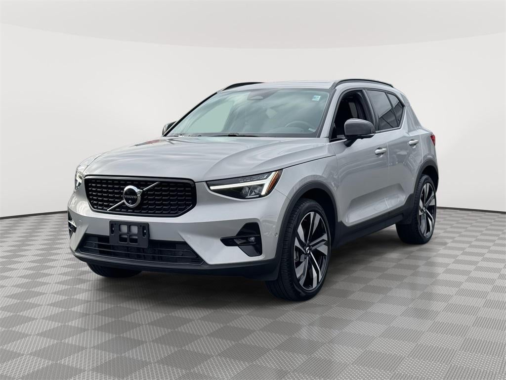 2025 Volvo XC40 B5 Plus Dark Theme
