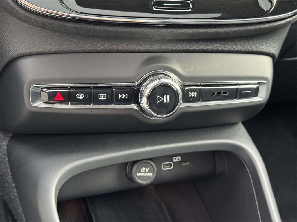 2025 Volvo XC40 B5 Plus Dark Theme