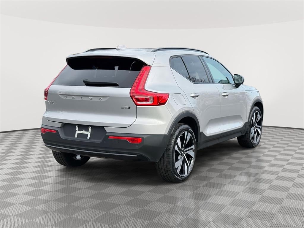 2025 Volvo XC40 B5 Plus Dark Theme